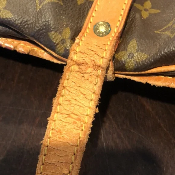 Authentic Louis Vuitton Saumur 30 Crossbody Monogram Canvas - Picture 13 of 17